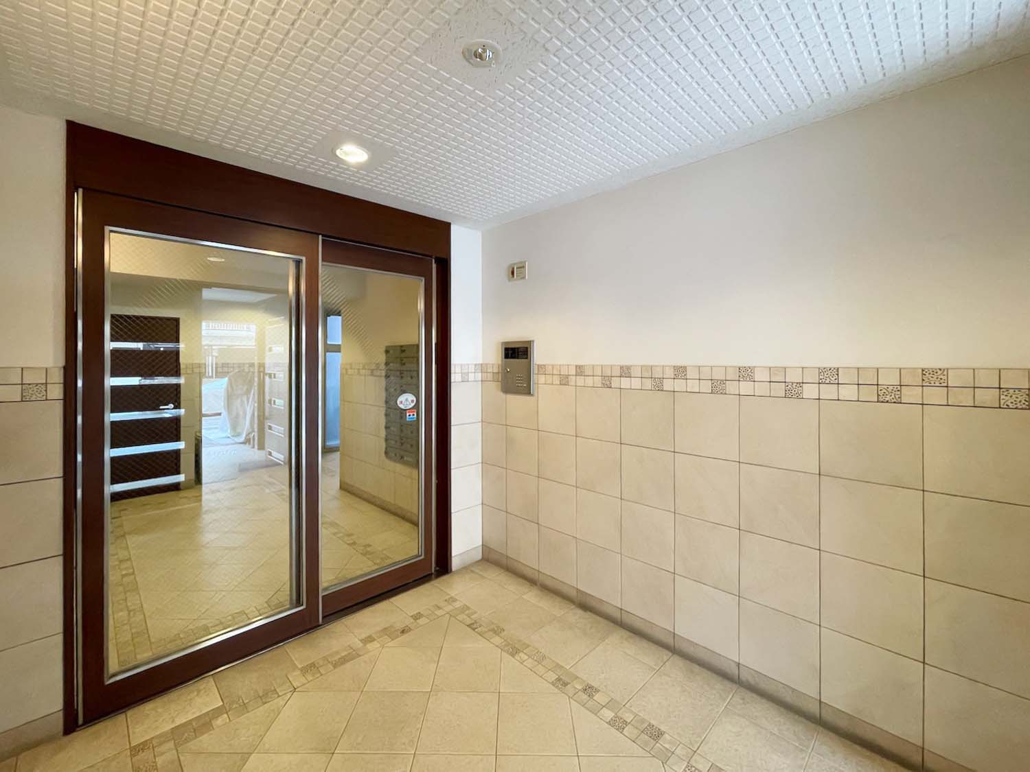 アンジェール高砂のエントランス|建物の内部です