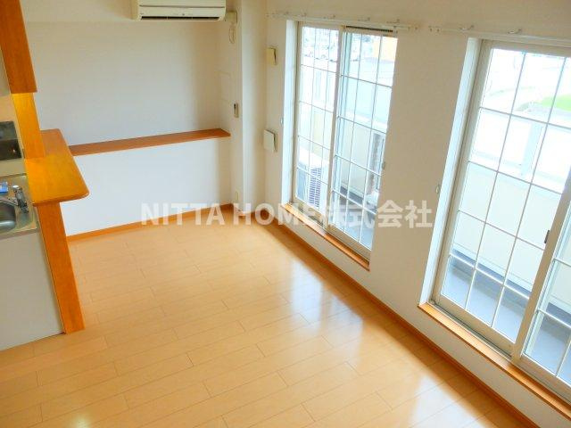 エテルノ・カーサの居間・リビング|２階のお部屋で女性の方にもオススメです☆
