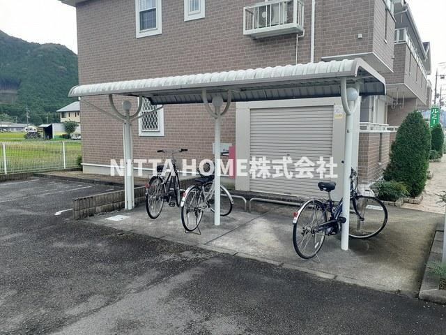 エテルノ・カーサのエントランス|屋根付きの駐輪場も付いています◇