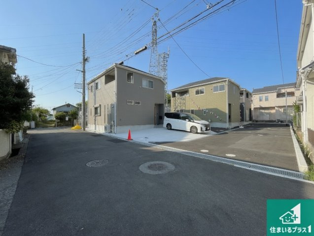 5日(土)6日(日)現地ご見学可能！　神戸市北区鈴蘭台東町　第3期　新築一戸建ての前面道路含む現地写真|周辺は閑静な住宅街！前面道路広々で車の出し入れも便利です。駐車が苦手な方でも安心して車庫入れできます！