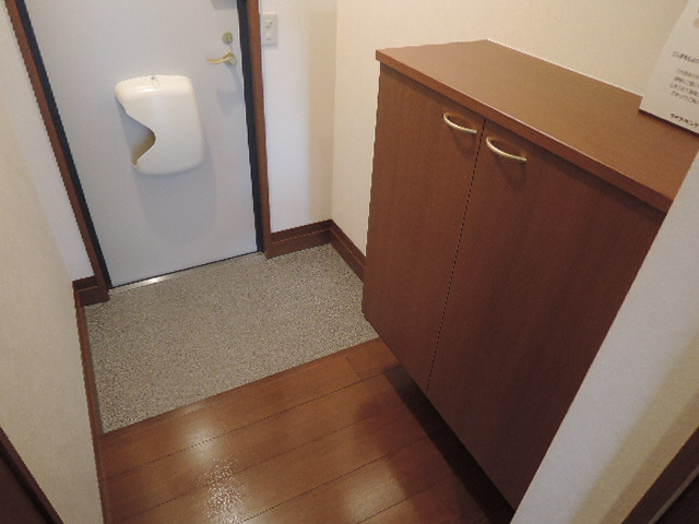 アゼリア宮上　Ａ棟の玄関