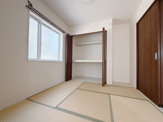 【中古戸建】伊勢崎市茂呂町2丁目の和室|■1階和室｜和室でしか味わえない畳ならではの香りや素材で和のやすらぎを感じてください♪休日はお子様とお昼寝するのにも最適です！