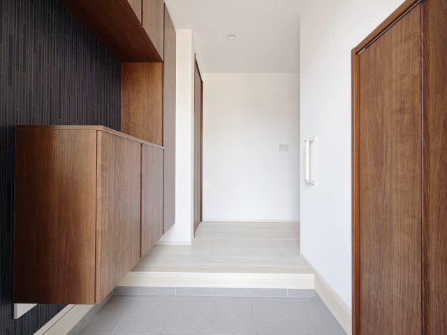 【中古戸建】伊勢崎市茂呂町2丁目の玄関|■玄関｜毎日の「いってらっしゃい」や「お帰りなさい」を大切なご家族と過ごす玄関は〈使いやすさ〉を追求しております。玄関横の物入は急な来客時でもさっとお片付けできるスペースを確保しています。