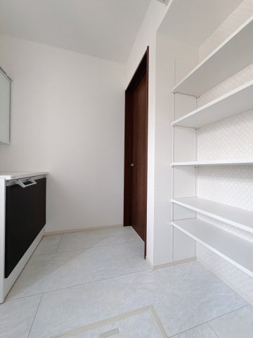 【中古戸建】伊勢崎市茂呂町2丁目の独立洗面台|■洗面室｜リネンスペースには、タオルやバスタオル・着替えなどが置けるので大変便利です♪買い置きした洗剤もしまえてどんな時も綺麗な状態を保てます♪