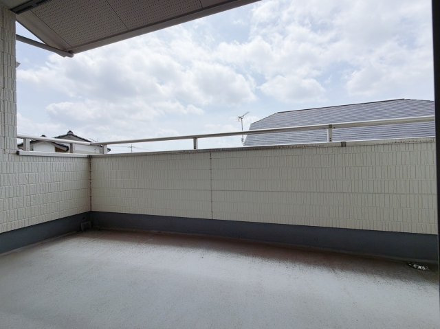 【中古戸建】伊勢崎市茂呂町2丁目のバルコニー|■バルコニー｜空が見える広々としたバルコニー♪家族で星空観賞ができて夜が楽しみになりますね☆