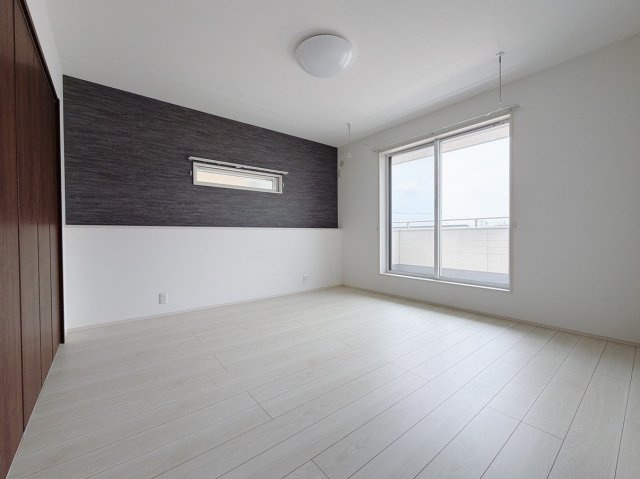 【中古戸建】伊勢崎市茂呂町2丁目の寝室|■主寝室｜広い寝室ならインテリアも自由自在にお楽しみいただけます♪お外から帰ってきた後は寝室でゆっくり自分の時間をお過ごしください。