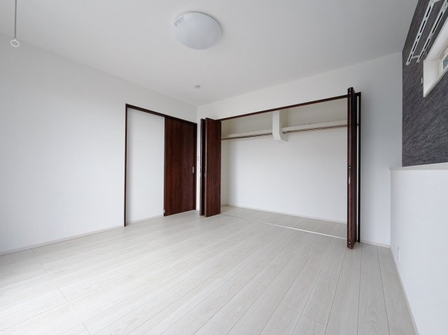 【中古戸建】伊勢崎市茂呂町2丁目の寝室|■主寝室｜ダブルベッドを置いても充分な広さを2Ｆのお部屋に設けております。お子様と家族みんなで寝るのも夢じゃありません♪窓からは光が差し込むので日中でも明るいお部屋です。