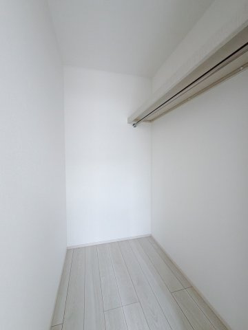 【中古戸建】伊勢崎市茂呂町2丁目の収納|■WIC｜主寝室には夢のウォークインがございます♪お洋服やバッグだけでなく、増えていくお洋服やご家族での思い出の品もしっかりと収納します( ＾＾ )