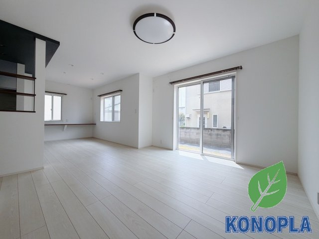 【中古戸建】伊勢崎市茂呂町2丁目の居間・リビング|■リビング｜大きい窓からあたたかいたっぷりの光が入ります♪開放的な空間で毎日をもっと快適に(*＾＾*)