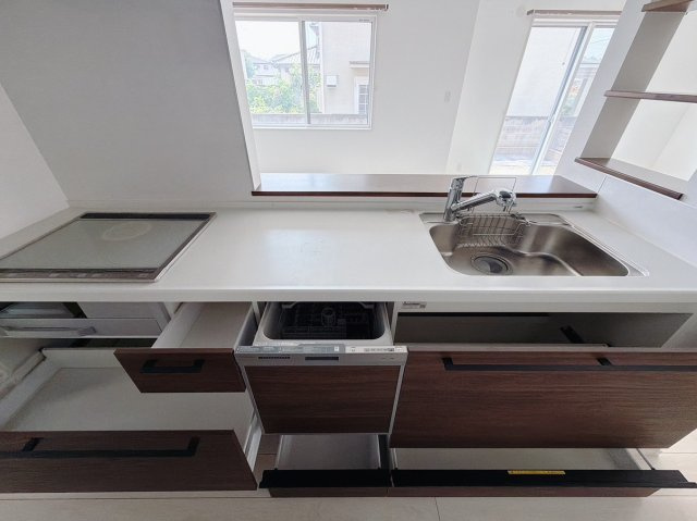 【中古戸建】伊勢崎市茂呂町2丁目のキッチン|■キッチン｜作業がはかどる広々カウンタースペース。会話がはずむ「オープンキッチン」なので家族とのコミュニケーションも活発になります。