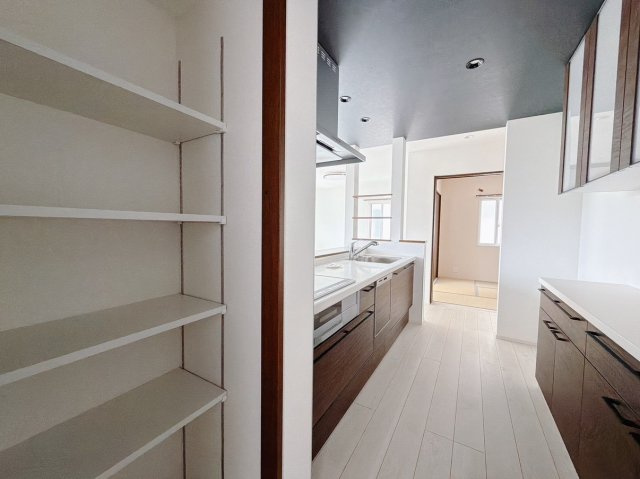 【中古戸建】伊勢崎市茂呂町2丁目のキッチン|■キッチン｜パントリーもついています♪収納に困るなんて心配もございません！