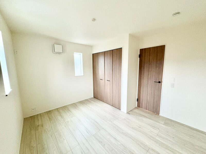 《仲介手数料半額》朝霞市根岸台７丁目48-28新築一戸建てリナージュの洋室|約6.28帖の洋室は、家具のレイアウトがしやすく、快適なプライベート空間を演出できます。お子様のお部屋としてはもちろん、在宅ワークや趣味を楽しむ空間としても使いやすい一室です。