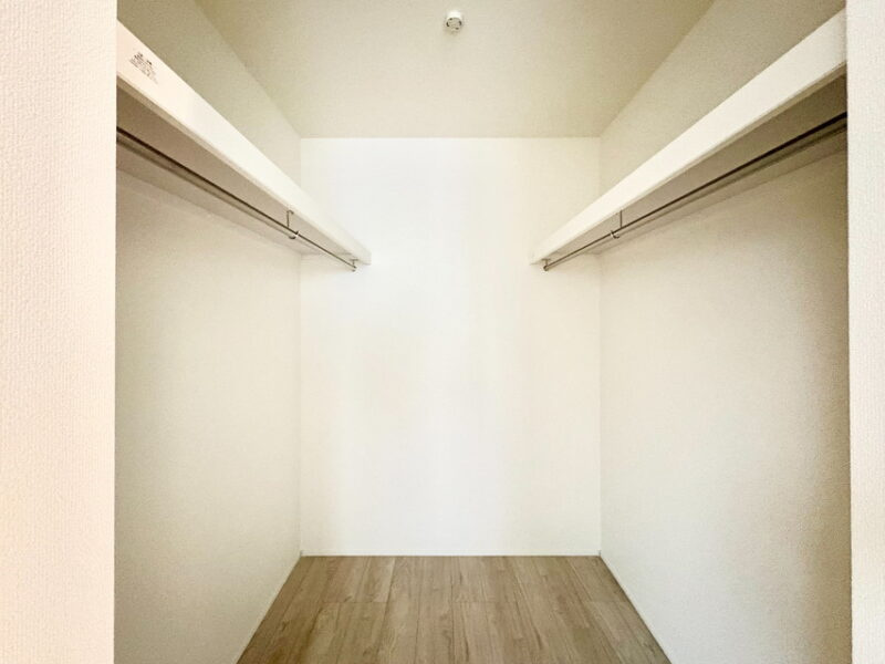 《仲介手数料半額》朝霞市根岸台７丁目48-28新築一戸建てリナージュの収納|ウォークインクローゼットを備えており、衣類はもちろん、バッグや季節家電、スーツケースなどもまとめて収納できます。収納家具を最小限に抑えられるため、お部屋を広々とお使いいただけます。