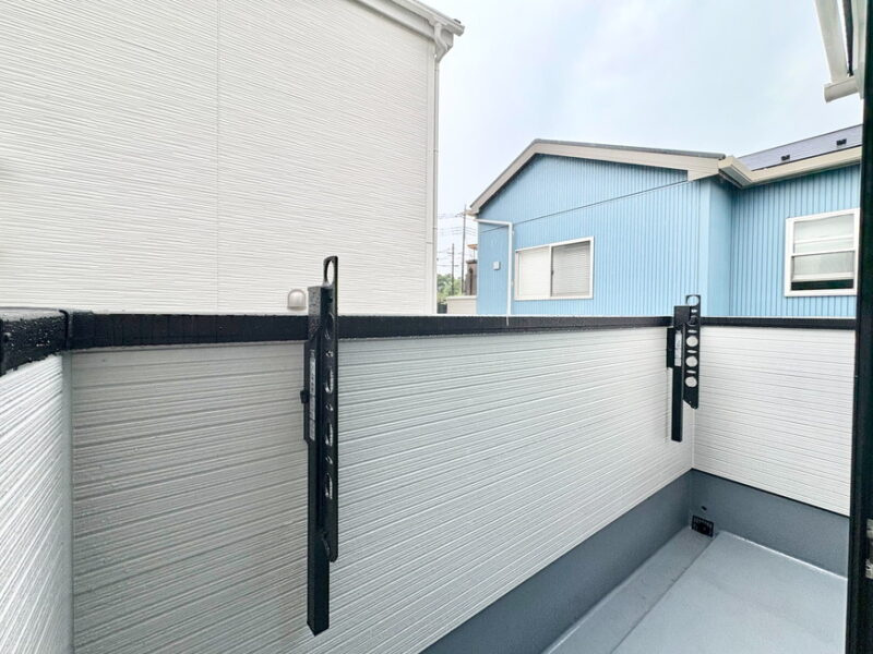 《仲介手数料半額》朝霞市根岸台７丁目48-28新築一戸建てリナージュのバルコニー|南向きバルコニーは陽当たりが期待でき、洗濯物も乾きやすい快適な空間です。また、交通量の多い通りに面していないため、落ち着いた住環境でゆったりとした時間をお過ごしいただけます。