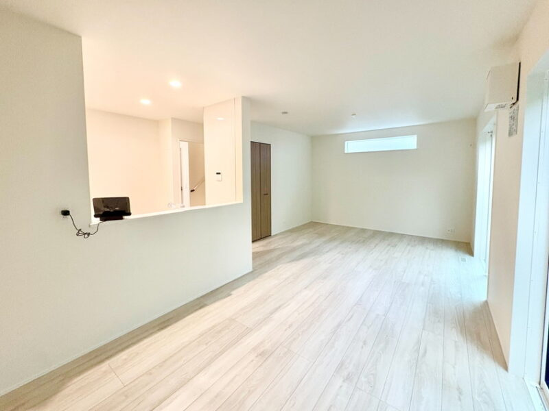 《仲介手数料半額》朝霞市根岸台７丁目48-28新築一戸建てリナージュの居間・リビング|ダイニングと、リビングスペースを区切りやすい形で、家具選びも簡単です。