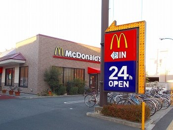 【周辺】 | カンプ・ノウ | マクドナルドまで600m