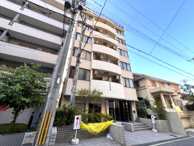 ロイヤル六甲駅前の外観