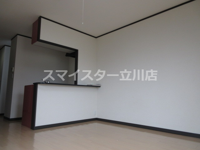 八王子市館町のアパートの居間・リビング