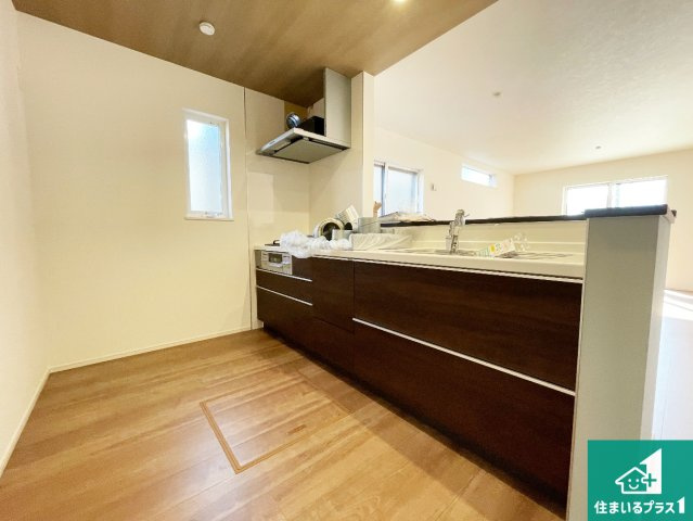 大津市雄琴　第5期　新築一戸建てのキッチン|リビングと統一感があり、使い勝手のいいキッチン。広々としているので、二人並んで作業が出来ちゃいます。お子様と一緒に色々なお料理に挑戦できるスペースがあります。
