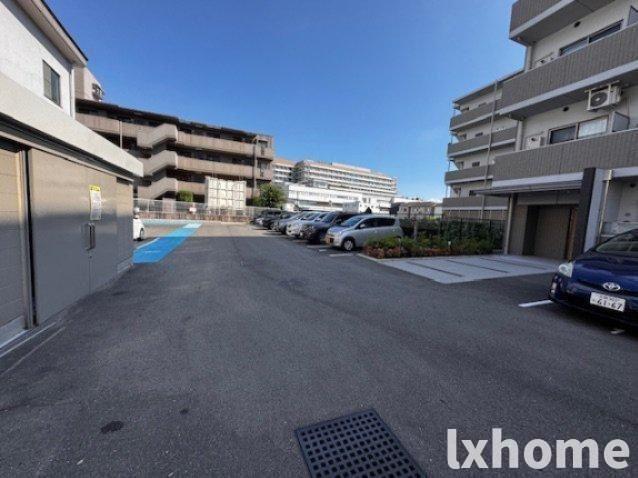 ビエラコート岸部中の駐車場|カースペースがあります