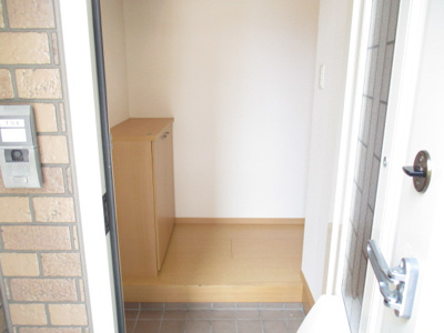 【玄関】 | ヒルズ上之屋 | 写真とは違うお部屋になります。