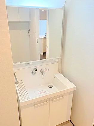 ルガルスクエア南千住の洗面所|明るい洗面所です