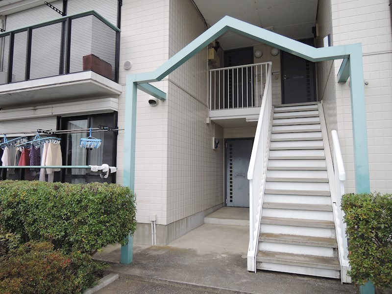 川崎市多摩区菅５丁目のアパートのエントランス