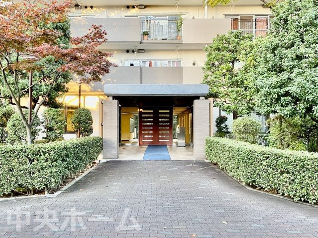 ファミール浜園のエントランス|【エントランス】マンションのエントランスは、その物件の印象を決める、顔とも言える場所です。毎日通る場所ですからきれいなのが一番です。エントランス内はオートロックですので暮らしの安全も確保されています。