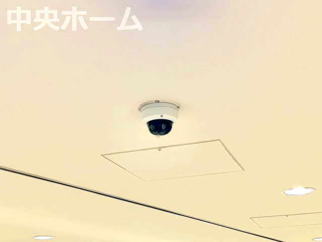 ファミール浜園の防犯設備|【防犯カメラ】何かあった時の大事な証拠になることももちろんなりますが、防犯というくらいですので大事なのは防犯カメラがあることによって抑止力につながることですよね。