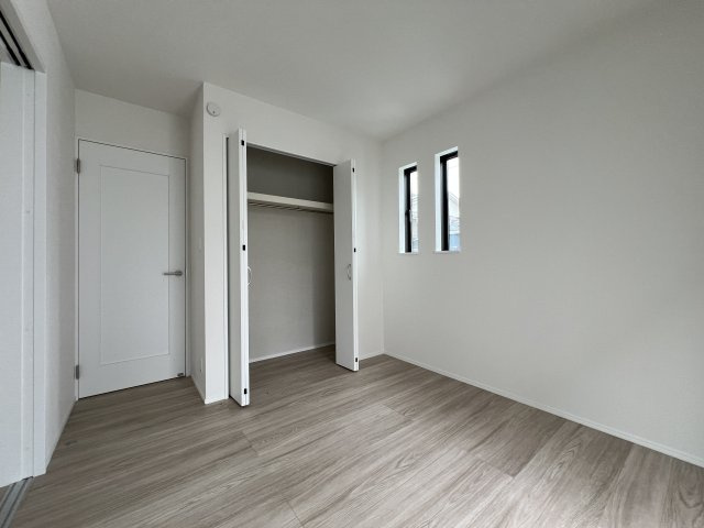 青梅市裏宿町　新築戸建全4棟の洋室|【洋室1】LDKとホールの2WAYアクセスで、生活動線に配慮した使い勝手の良いお部屋です。