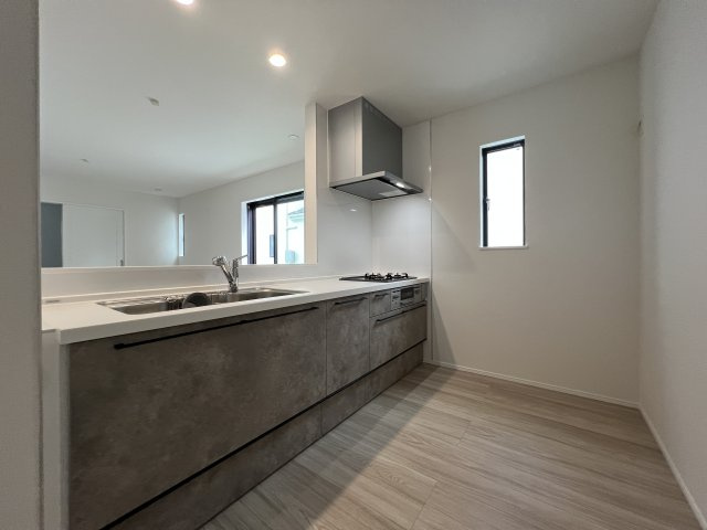 青梅市裏宿町　新築戸建全4棟のキッチン|豊富な収納を備えたシステムキッチン。調理器具や食器、ストック品もすっきり整理でき、毎日の家事を快適にサポートします。
