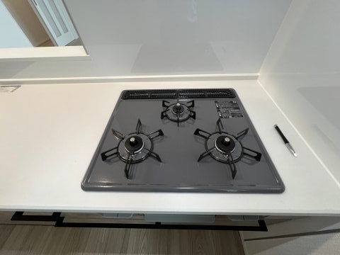 青梅市裏宿町　新築戸建全4棟のキッチン|3口ガスコンロを備えたシステムキッチン。効率よく調理ができ、毎日のお料理がはかどります。