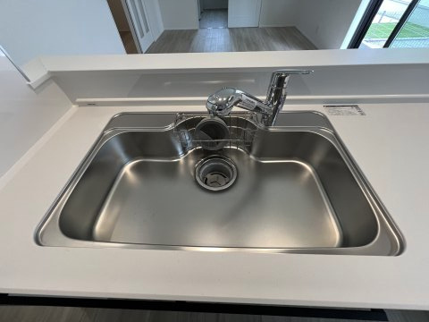 青梅市裏宿町　新築戸建全4棟のキッチン|浄水器付きシンク。広々としたシンクで、洗い物やお手入れもスムーズに行えます。