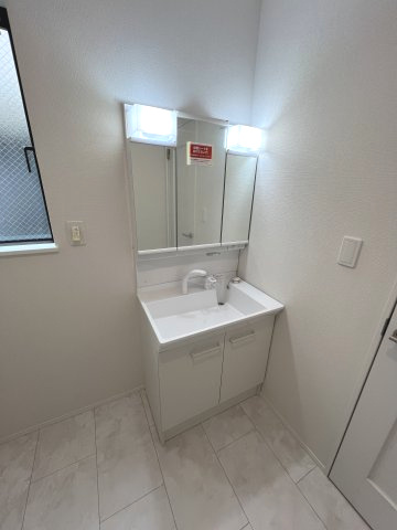 青梅市裏宿町　新築戸建全4棟の独立洗面台|収納付きの洗面化粧台で、洗面用品もすっきり整理できます。