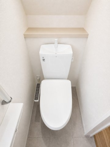 青梅市裏宿町　新築戸建全4棟のトイレ|1階温水シャワートイレ。小物やグリーンを飾れる便利なスペースが、上質で落ち着きのある空間を演出します。