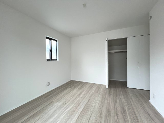 青梅市裏宿町　新築戸建全4棟の洋室|【洋室2】大きなベッドを置いてもゆとりを感じられる、7.25帖の洋室です。