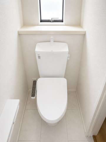 青梅市裏宿町　新築戸建全4棟のトイレ|2階温水シャワートイレ。小物やグリーンを飾れる便利なスペースが、上質で落ち着きのある空間を演出します。