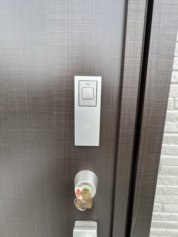 青梅市裏宿町　新築戸建全4棟の防犯設備|玄関には便利なスマートキーを採用。スムーズな施解錠で、毎日の出入りを快適にサポートします。