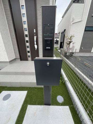 青梅市裏宿町　新築戸建全4棟のその他|TVモニター付きインターホンを備え、防犯性にも配慮した玄関まわりです。