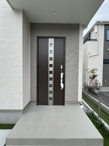 青梅市裏宿町　新築戸建全4棟の玄関|屋根付きポーチを備え、雨の日も落ち着いて施錠や荷物の出し入れができます。