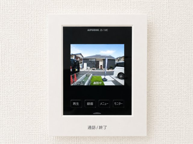 青梅市裏宿町　新築戸建全4棟の防犯設備|来訪者の顔を映像で確認できるTVモニター付きインターホン。安心・安全な暮らしをサポートします。