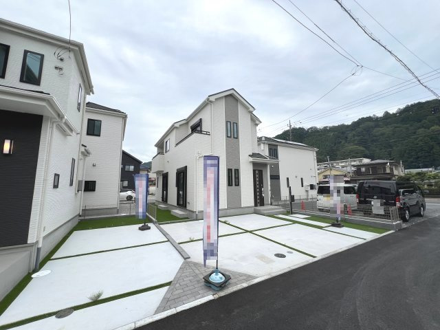 青梅市裏宿町　新築戸建全4棟の外観|ご夫婦それぞれのお車もゆったり駐車できる並列2台分のカースペース♪
