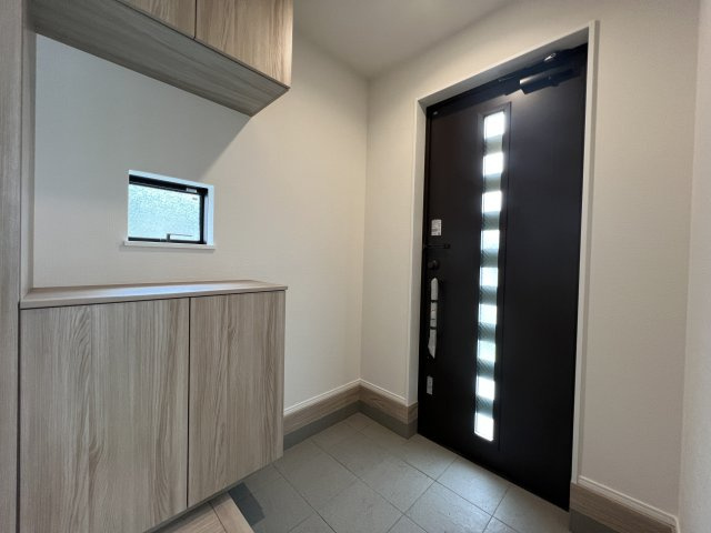 青梅市裏宿町　新築戸建全4棟の玄関|収納力のあるシューズボックスを備え、家族みんなの靴もすっきり収納できます！