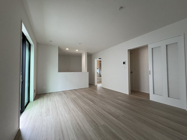 青梅市裏宿町　新築戸建全4棟の居間・リビング|ご家族みんながゆったりくつろげる開放感のあるリビング。お子様が元気にはしゃぐ姿が目に浮かびます♪