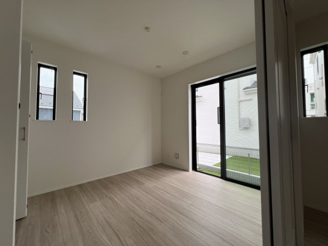 青梅市裏宿町　新築戸建全4棟の洋室|【洋室1】LDKとつながる5.25帖の洋室は、お子さまの遊び場や客間など多目的に活用できます。