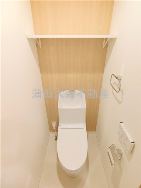 ランロウド池上のトイレ|棚と温水洗浄便座付きのトイr