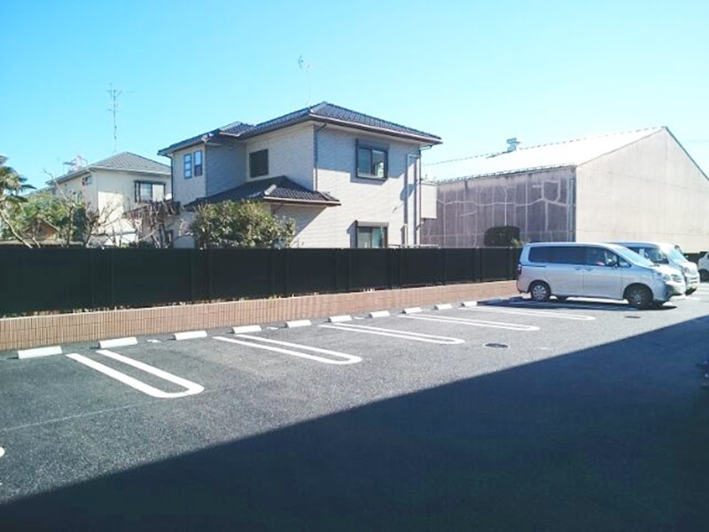 キューズ エリシオン Bの駐車場