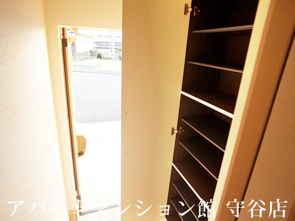 プラウドの玄関|反転です