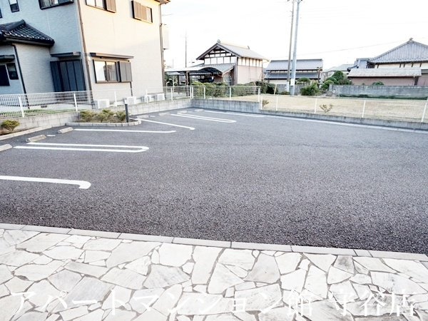 プラウドの駐車場