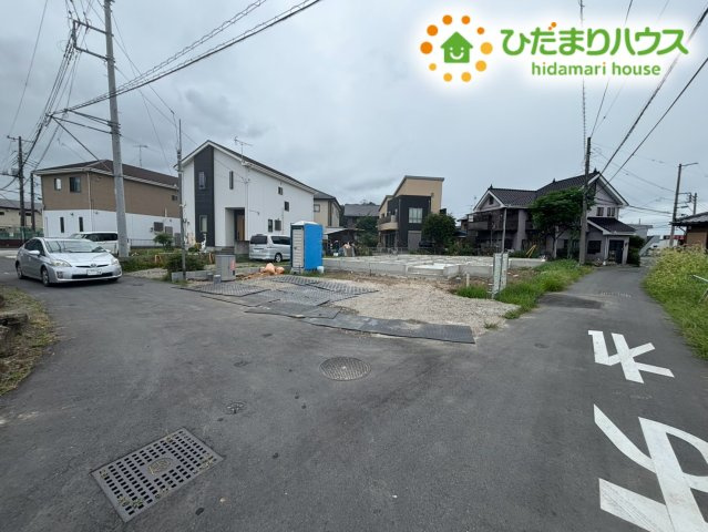 本庄市小島　新築一戸建て　グラファーレ　01の前面道路含む現地写真